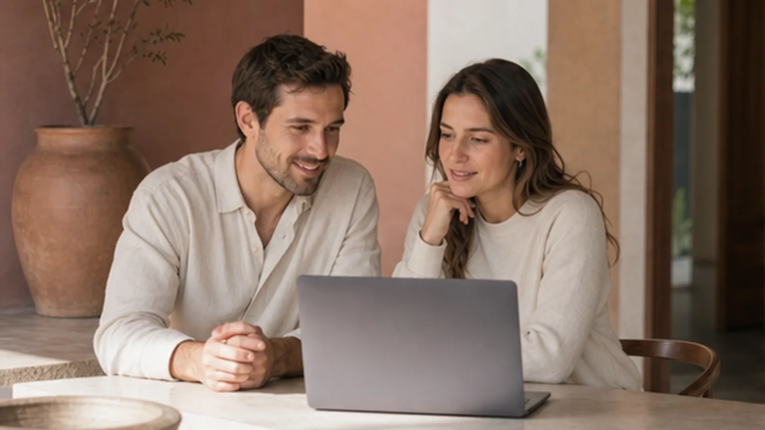 Pareja participando en una consulta por videollamada